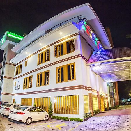 ヒル パレス ホテル＆スパ Kochi エクステリア 写真