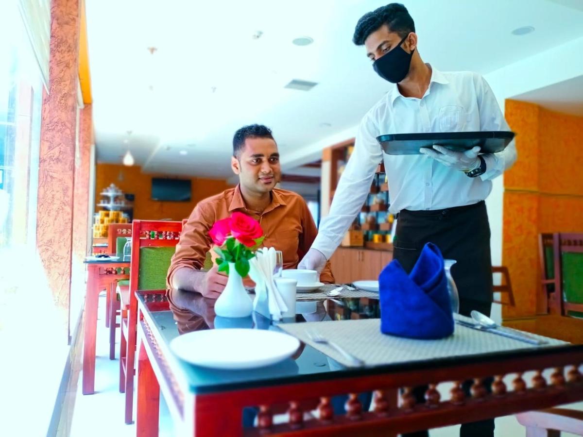 ヒル パレス ホテル＆スパ Kochi エクステリア 写真